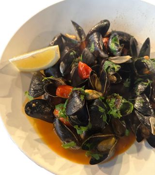 Cozze al vino (małże w białym winie) + focaccia