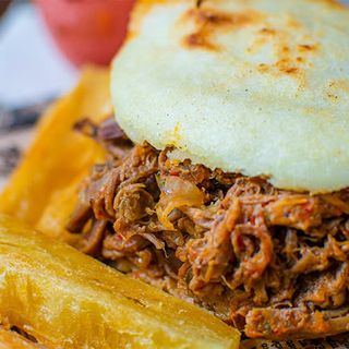 Arepa de carne mechada