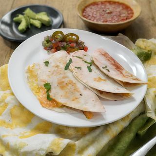 Quesadilla De Pollo con pico de gallo y Guacamole