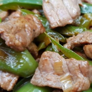 Ternera con pimientos verdes