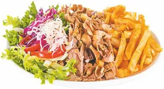 Plato de kebab con patatas fritas y ensalada