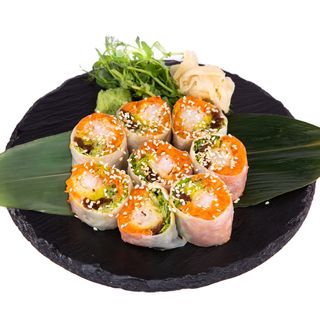 P.R. z tatarem z łososia i krewetkami w tempurze