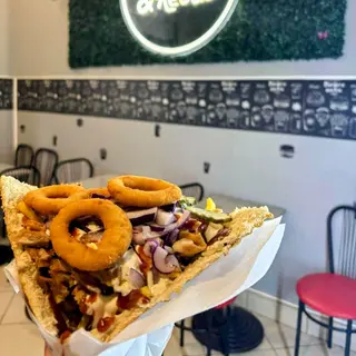 Chees kebab firmowy z frytkami i krążkami cebulami