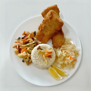 Ryba morszczuk smażona z ryżem i surówką