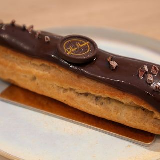 Eclaire de chocolate