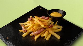 Картопля фрі з сирним соусом та беконом (160/30г)