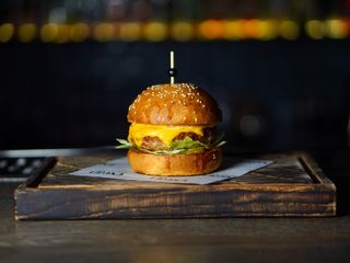 Бургер із котлети кролика без картоплі фрі