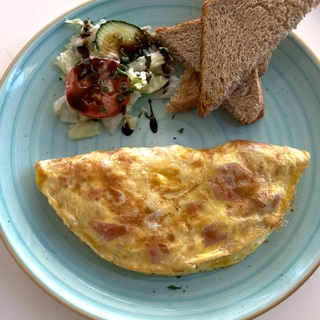 Served with chips or salad 3 egg omelett