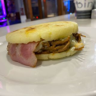 Arepa Mixta (Carne y Pollo)