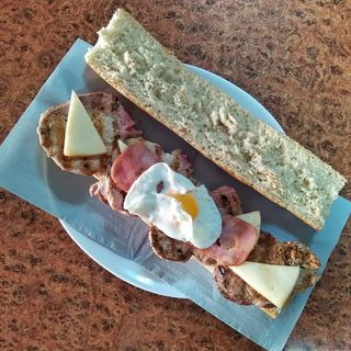 Bocadillo de lomo de cerdo, pisto ,queso ,huevo y carne ahumada -grande