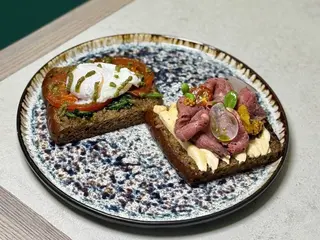 Тости з ростбіфом та яйцем пашот (300g)