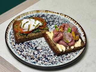 Тости з ростбіфом та яйцем пашот (300g)