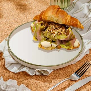 Croissant cu șuncă, brânză cremoasă și nuci