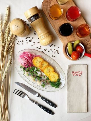 Оселедець з картоплею та маринованою цибулькою (150г)