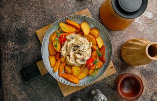 Курица с грибами под сливочным соусом с дольками по деревенски (330г)