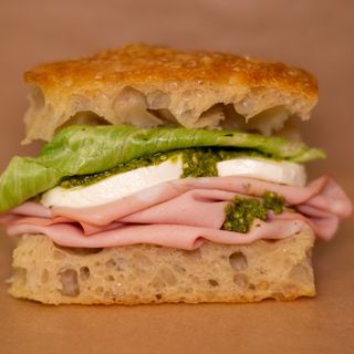Sandwich cu mortadella e pesto