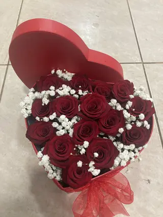 Caixa de coração de rosas-vermelhas e Gypsofila