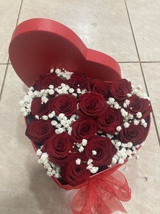 Caixa de coração de rosas-vermelhas e Gypsofila