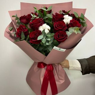 ვარდების თაიგული ბამბის მცენარეებით