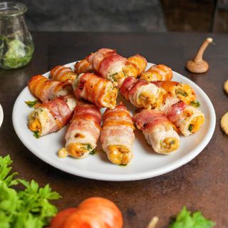 Rollitos de bacon de queso y pollo