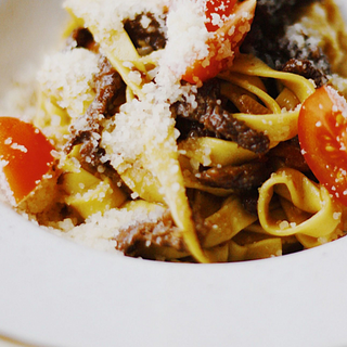 Курячий бульйон + тальятеле з телятиною та томатами  чері