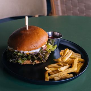 Бургер Класичний з Картоплею та кетчупом