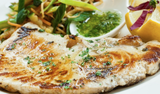 Emperador A La Plancha Con Salsa Verde