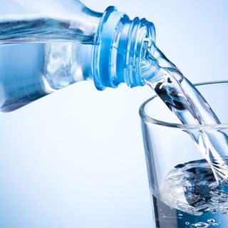 Acqua gassata in bottiglia 50 cl