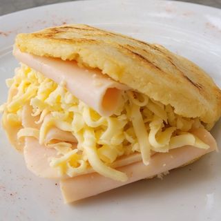AREPA DE JAMON Y QUESO