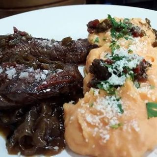 Entraña Con Cebolla Caramelizada