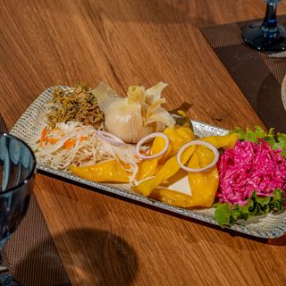 მწნილის ასორტი