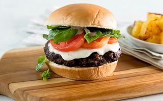 Caprese Burger cu cartofi prajiti