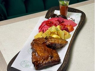 Глазуровані свинні ребра зі смаженою картоплею та маринованими овочами (580g)