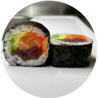 102 Futomaki De Aguacate Con Salmón Y Atún Con Masago (4 Uds.)