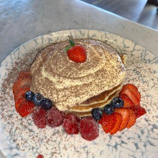 Tortitas, crema mascarpone y frutos rojos y virutas de cacao