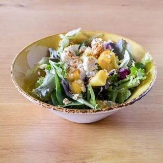 Ensalada De Virutas De Queso De Cabra Con Mango 