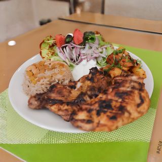 Plat cuisse de poulet grillée désossée