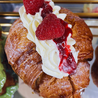 Croissant cu zmeura si mascarpone
