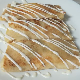 Naleśniki z twarogiem i truskawkami z polewą 3szt.