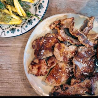 Parrillada de carne con patatas (2 personas)
