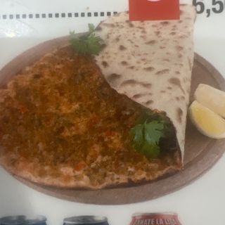 Menú L, 1 Lahmacun + patatas + 1 bebida (33 cl.)