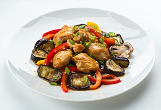 Meniu pui pe plita incinsa cu legume