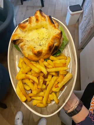 Juneća pljeskavica u kajmaku  650 gr