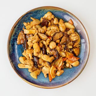 46. Pollo con setas y bambú