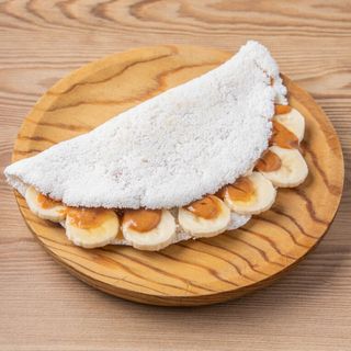 Crep de plátano, crema de cacahuete y miel.