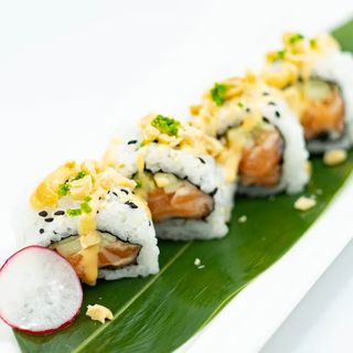 68 Uramaki sake spicy