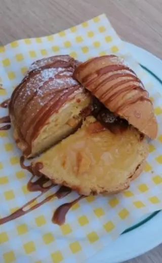 Croissant com doce de ovos