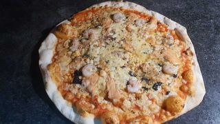 Pizza Grande Salmon, gambas y caviar