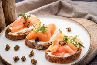 Брускети със сьомга