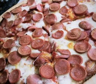 Focaccia con würstel e mozzarella